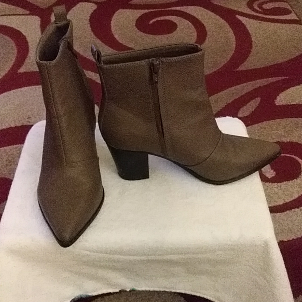 Women's Boots size 8. Ankle high. brown